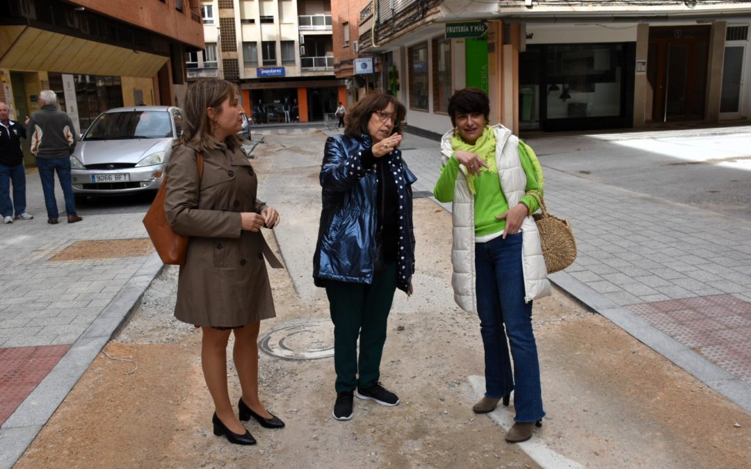 El PSOE denuncia el retraso y abandono de zona de la calle Cervantes