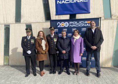 Amparo Torres, Jacinto Navarro y María José López han participado hoy en el izado de la bandera de España, dentro del 200 aniversario del nacimiento de la Policía Nacional , un acto que ha incluido, además, un homenaje a los agentes fallecidos en acto de servicio.