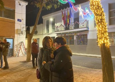 El espíritu de la Navidad fluye por las calles de El Salobral, tras el encendido de su iluminación especial.