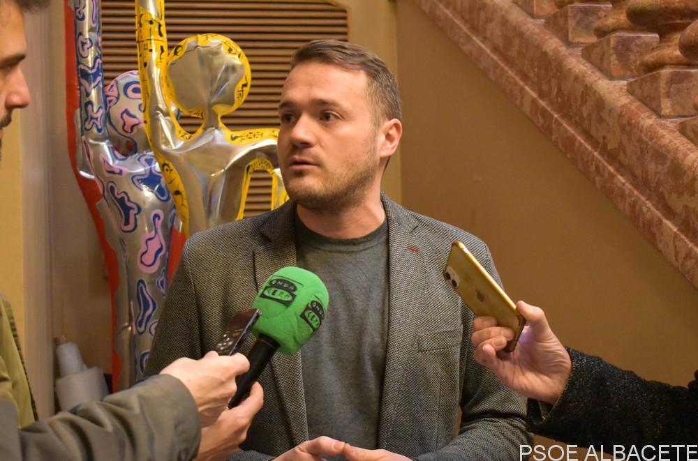 Manu Martínez: “Las esculturas que Manuel Serrano esconde bajo la escalinata del Museo Municipal son el símbolo de la política cultural más corta de miras de la historia de la ciudad”