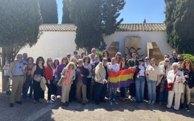 La Agrupación Local del PSOE de Albacete conmemora el Día del aniversario de la proclamación de la II República de la mano de la Asociación ‘Antonio Machado’ hemos realizado un recorrido por lugares emblemáticos de nuestro Cementerio, concluyendo ante el monumento ‘A los que amaron La Paz’.