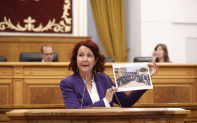 La portavoz socialista de Fomento agradece a la oposición que se haya sumado a la resolución “por el bien de la plataforma y de apoyo al tren de esta línea ferroviaria” y recuerda que el PSOE siempre ha defendido los intereses de la gente a través de la plataforma del tren, “jamás nos hemos apeado del tren de la unidad”.
