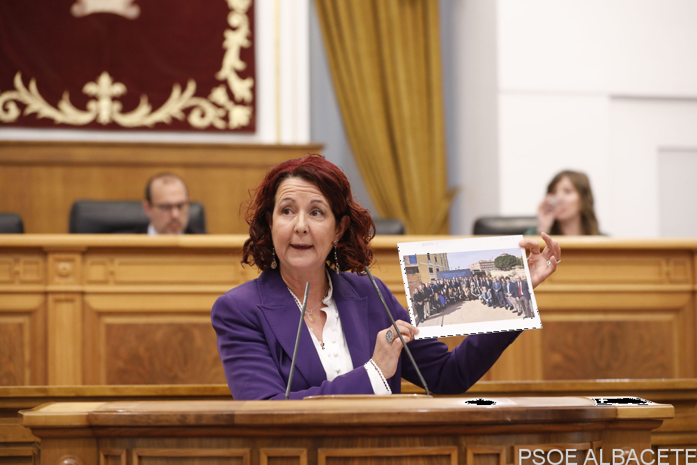 La portavoz socialista de Fomento agradece a la oposición que se haya sumado a la resolución “por el bien de la plataforma y de apoyo al tren de esta línea ferroviaria” y recuerda que el PSOE siempre ha defendido los intereses de la gente a través de la plataforma del tren, “jamás nos hemos apeado del tren de la unidad”.