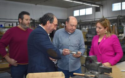 La portavoz del Grupo Municipal Socialista en el Ayuntamiento de Albacete, Amparo Torres, y el concejal Camilo Abietar, han visitado esta mañana las instalaciones de la empresa Joker