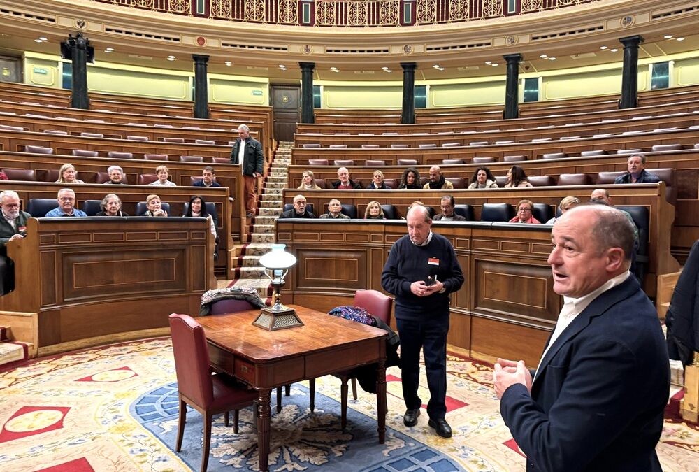 Una delegación del movimiento vecinal de la ciudad de Albacete ha visitado el Congreso de los Diputados, acompañada por el diputado socialista por la provincia de Albacete, Emilio Sáez.