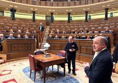 Una delegación del movimiento vecinal de la ciudad de Albacete ha visitado el Congreso de los Diputados, acompañada por el diputado socialista por la provincia de Albacete, Emilio Sáez.