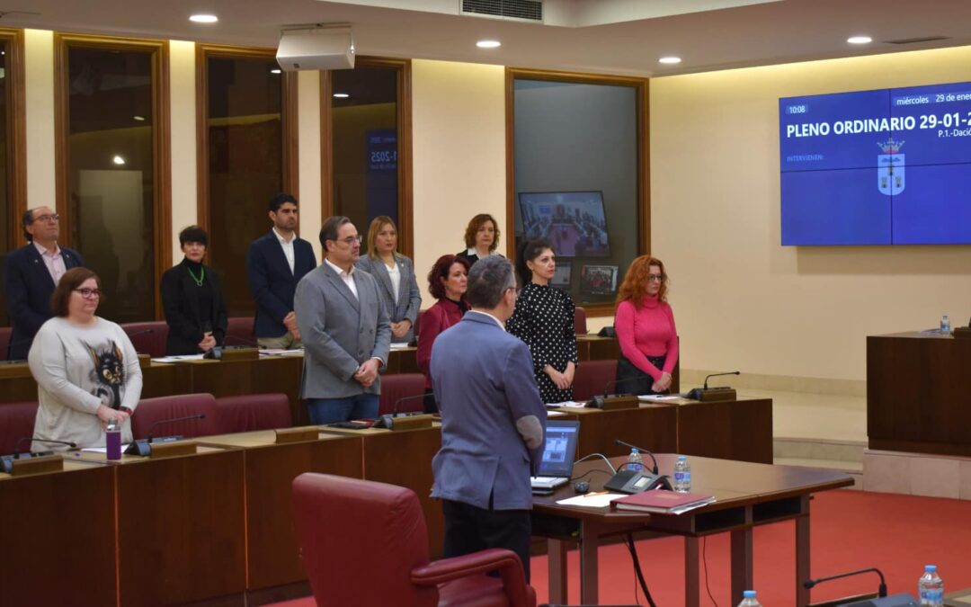 El pleno del Ayuntamiento ha vuelto a iniciar su sesión guardando un minuto de silencio en memoria de las asesinadas durante el pasado año.