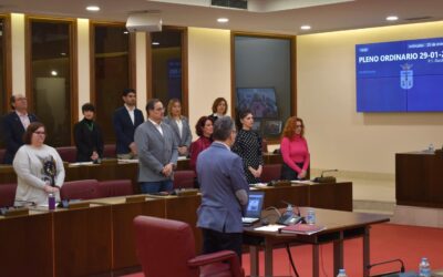 El pleno del Ayuntamiento ha vuelto a iniciar su sesión guardando un minuto de silencio en memoria de las asesinadas durante el pasado año.