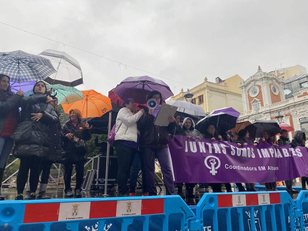 A pesar de la lluvia, las y los socialistas hemos salido a la calle para seguir reivindicando