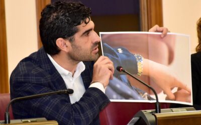 El Grupo Municipal Socialista denuncia que el alcalde Manuel Serrano permite que se exhiban símbolos franquistas en el Pleno porque necesita asegurarse los votos de los concejales expulsados de VOX