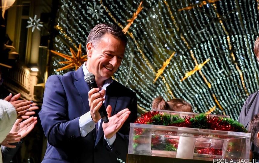 Manuel Serrano retira dinero destinado a gas, luz, combustible y limpieza de escuelas infantiles y colegios mientras dispara el gasto del túnel de la calle Ancha