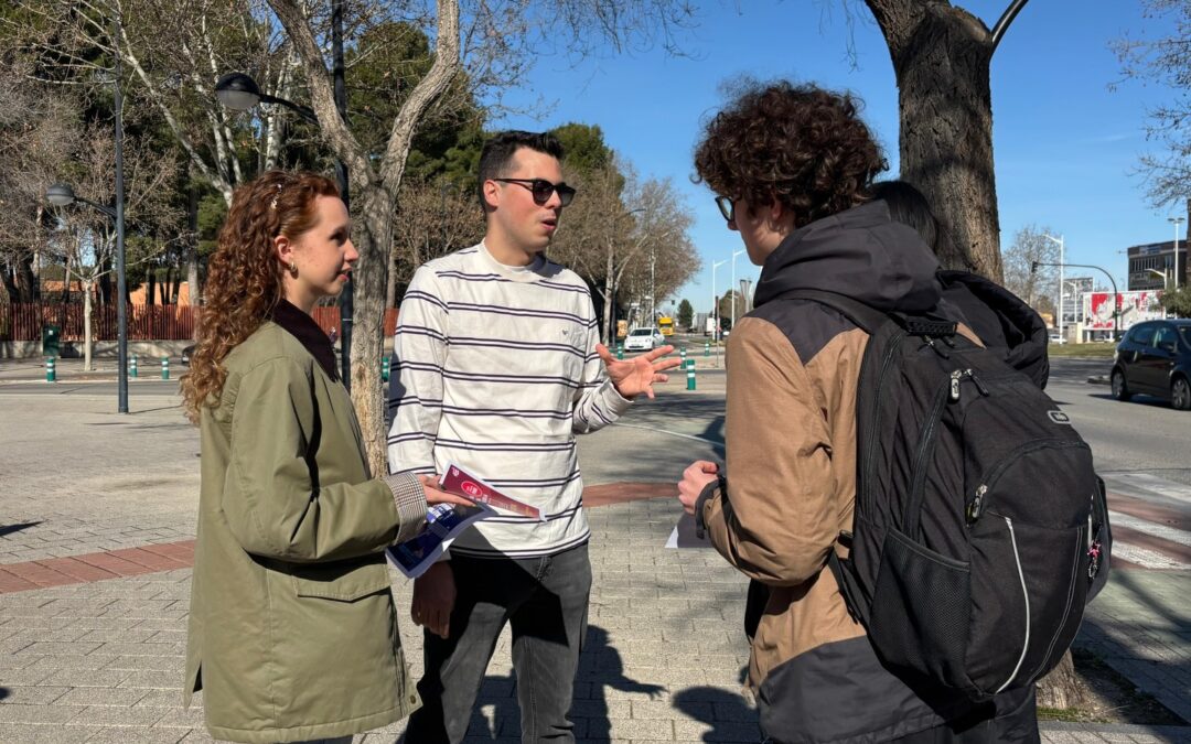 Juventudes Socialistas de Albacete refuerzan su compromiso con la juventud en una mesa informativa en el Parque Lineal.