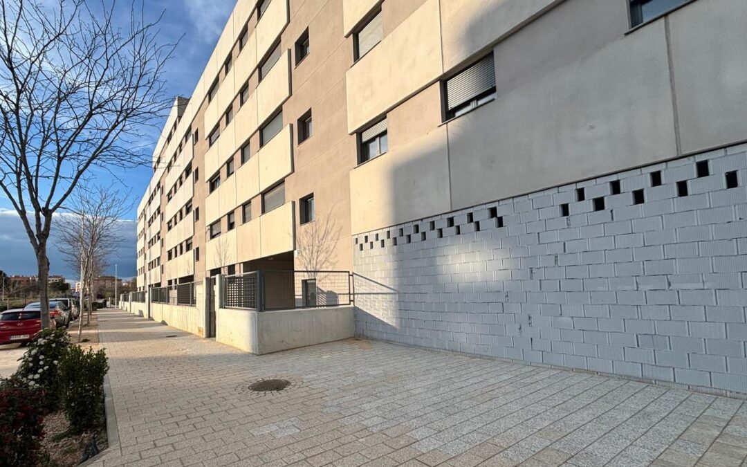 El PSOE denuncia que Serrano utiliza la entrega de viviendas municipales como “propaganda política” mientras las familias sufren la falta de servicios básicos