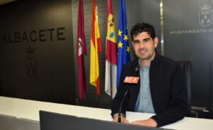 El Grupo Socialista indica que casi 500 familias esperan un alquiler social mientras Manuel Serrano reduce la solución a ayudas a jóvenes para comprar muebles